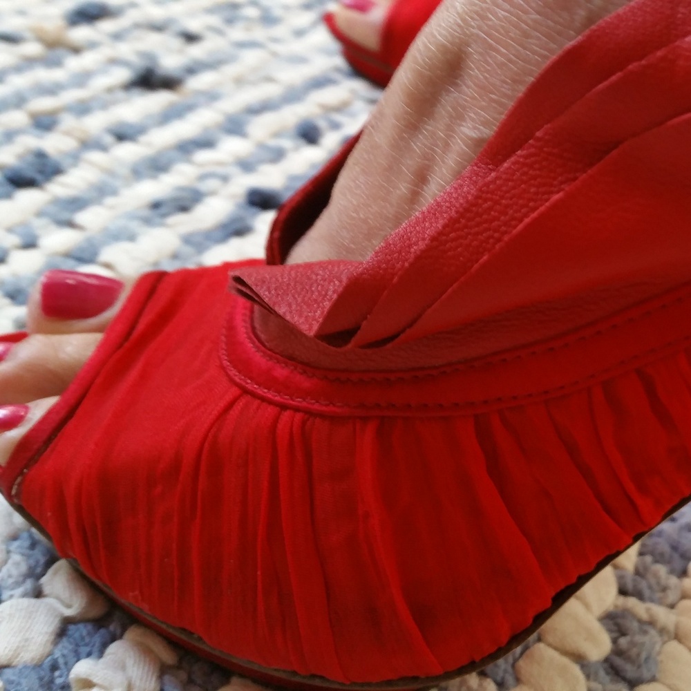 Soft Leather & Satin Shoes NWOT ππ LOOK ππ the color is the perfect Red β€οΈ - Picture 4 of 8